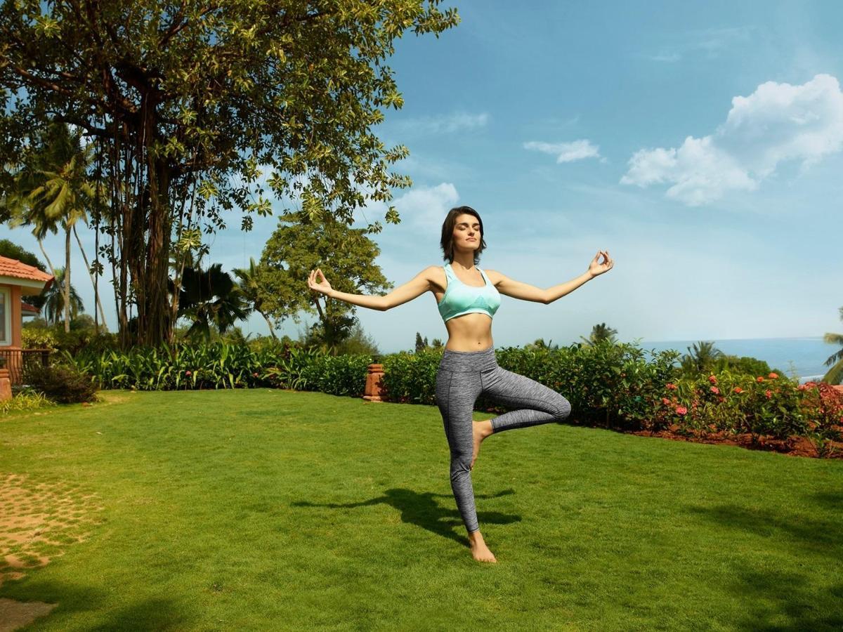 Taj Holiday Village Resort & Spa, Goa Candolim Extérieur photo A woman practicing yoga