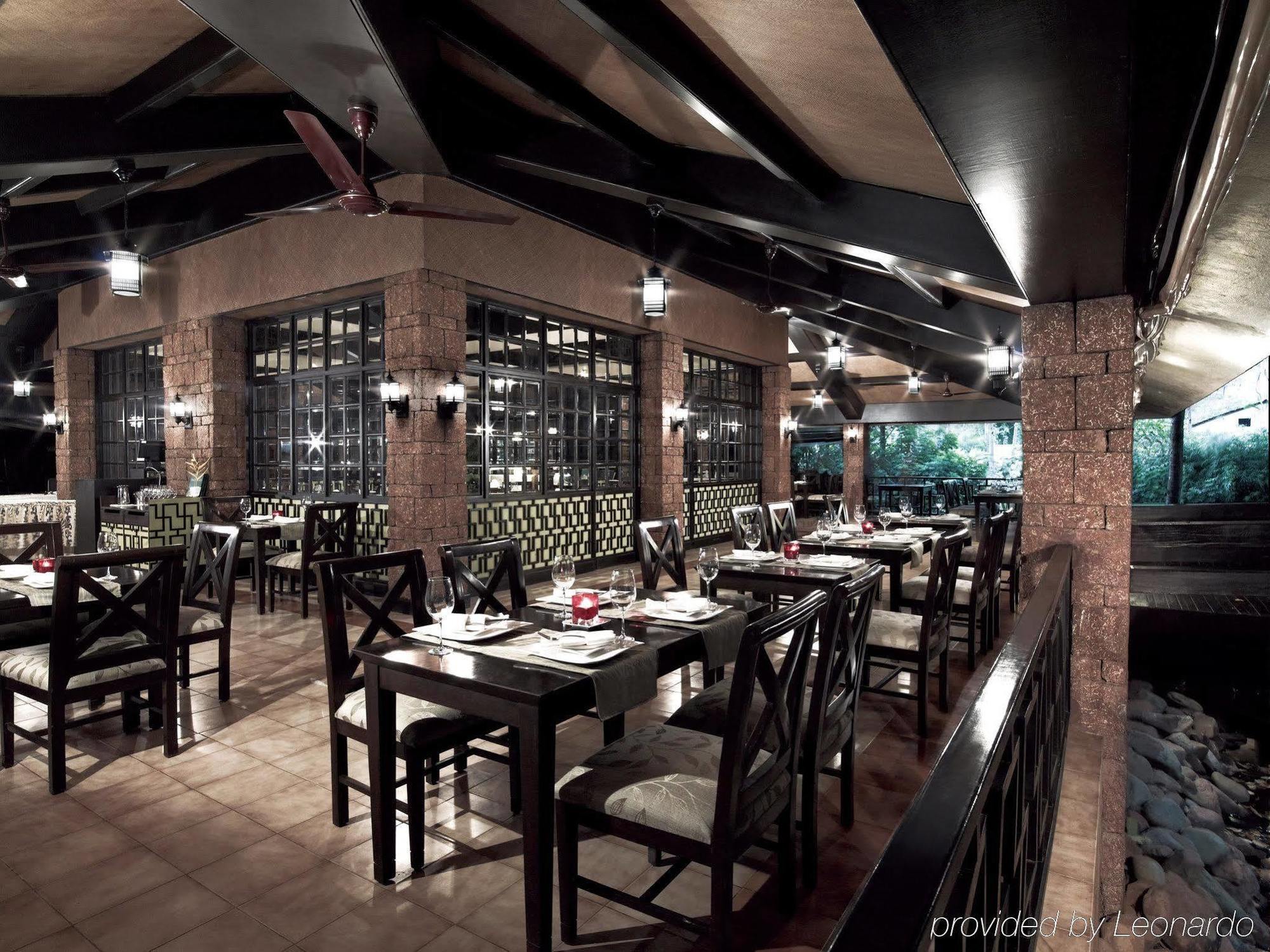 Taj Holiday Village Resort & Spa, Goa Candolim Restaurant photo The interior of the restaurant