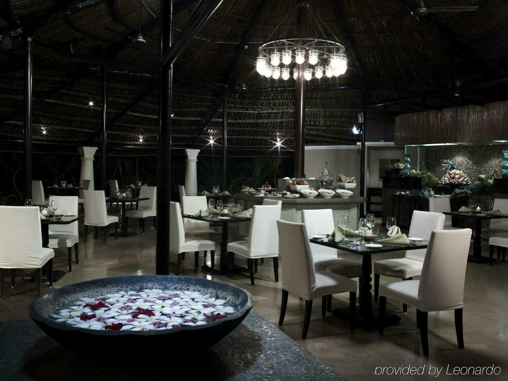 Taj Holiday Village Resort & Spa, Goa Candolim Restaurant photo The interior of the restaurant