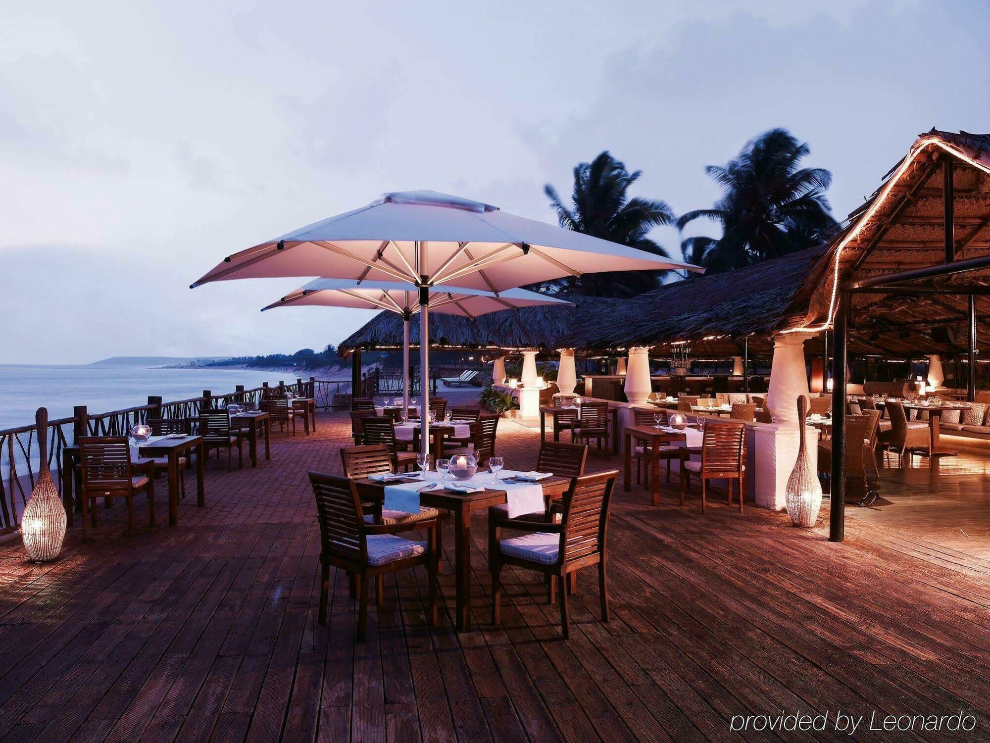 Taj Holiday Village Resort & Spa, Goa Candolim Extérieur photo The Deck